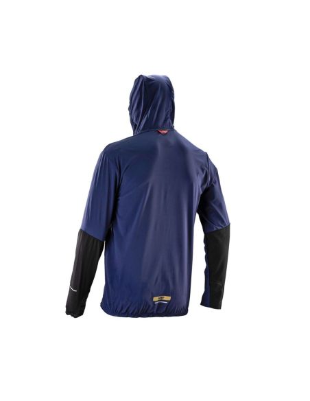 Protección contra el viento ligera y fácil de llevar, diseñada para rendir en el trail.