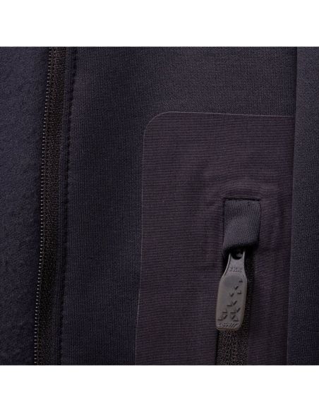 Calidez técnica en forro polar — perfecta tanto por sí sola como bajo una chaqueta exterior.