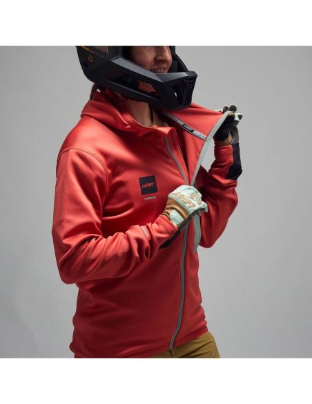 Calidez técnica en polar, perfecta para usar sola o como capa base bajo tu chaqueta.