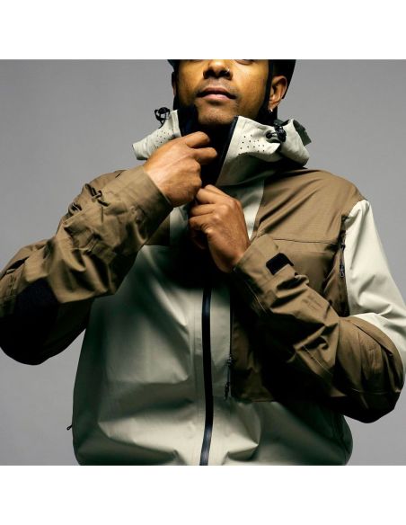 Impermeable, transpirable y lo suficientemente resistente para enfrentarte a cualquier tormenta.