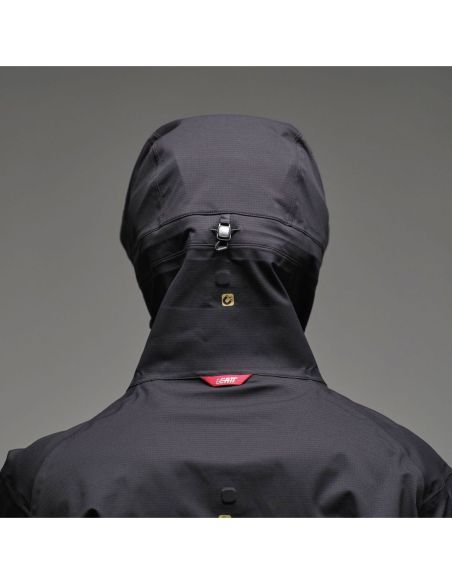 Impermeable, transpirable y lo suficientemente resistente para enfrentarte a cualquier tormenta.