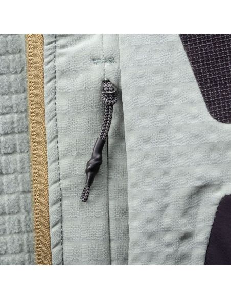 Capa exterior cortaviento que repele el aire, con forro interior de tejido técnico transpirable para